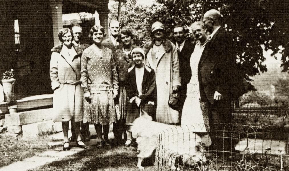 Robert Thomas Wilson with part of his large family, about 1931