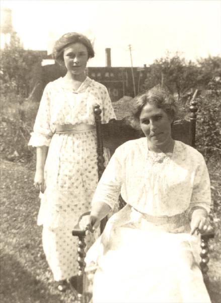 Hannah Hayes Wright and daughter Eleanor, about 1910