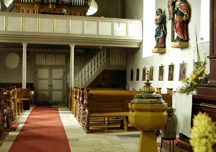 Mariä Himmelfahrt, die katholische Kirche von Undenheim, Mai 2004
