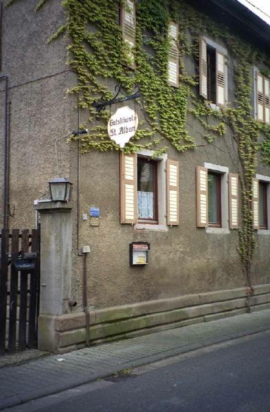 St Alban Hof (today Gutsschänke St. Alban), Tränkgasse 4, Undenheim, Mai 2004